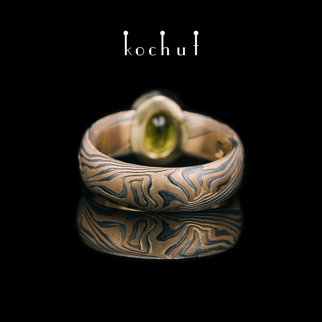 Sophora — Mokume-Ring aus Rot- und Gelbgold, oxidiertem und graviertem Silber mit gelbem Saphir