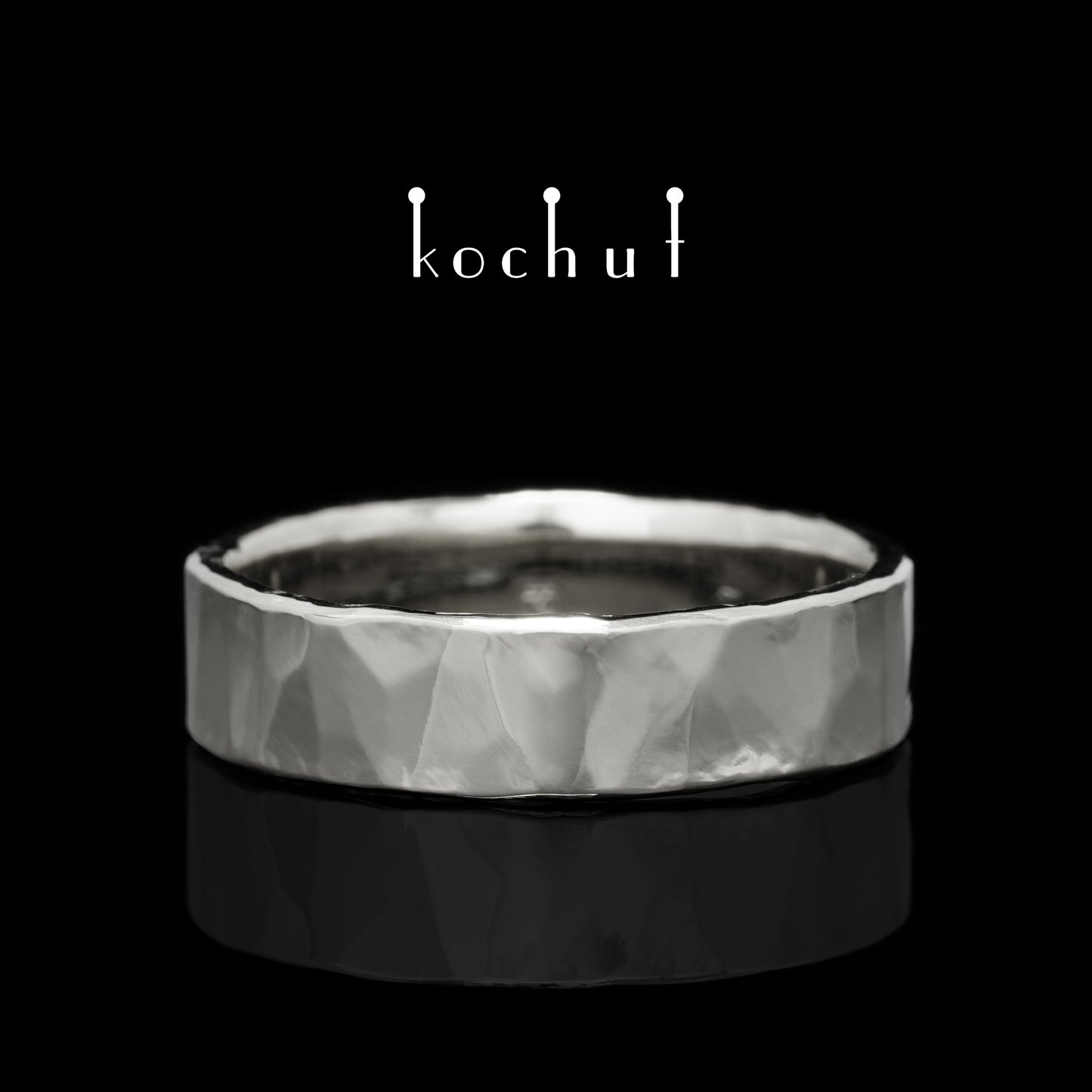 Licht: breit — silberner flacher Ehering mit weißem Rhodium