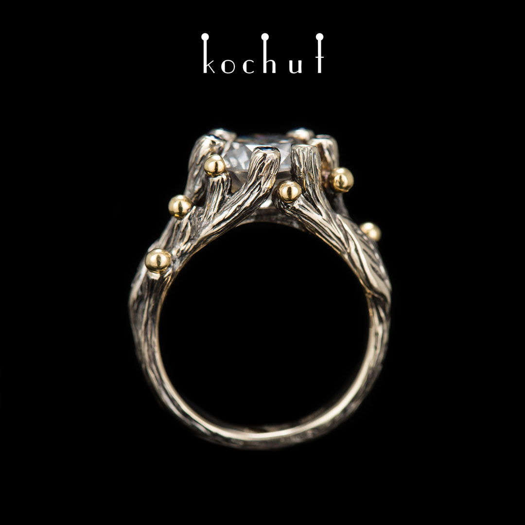 Triumph des Lebens — Verlobungsring aus 18 Karat Weißgold und 14 Karat Gelbgold mit Diamanten und Saphiren, überzogen mit schwarzem Rhodium