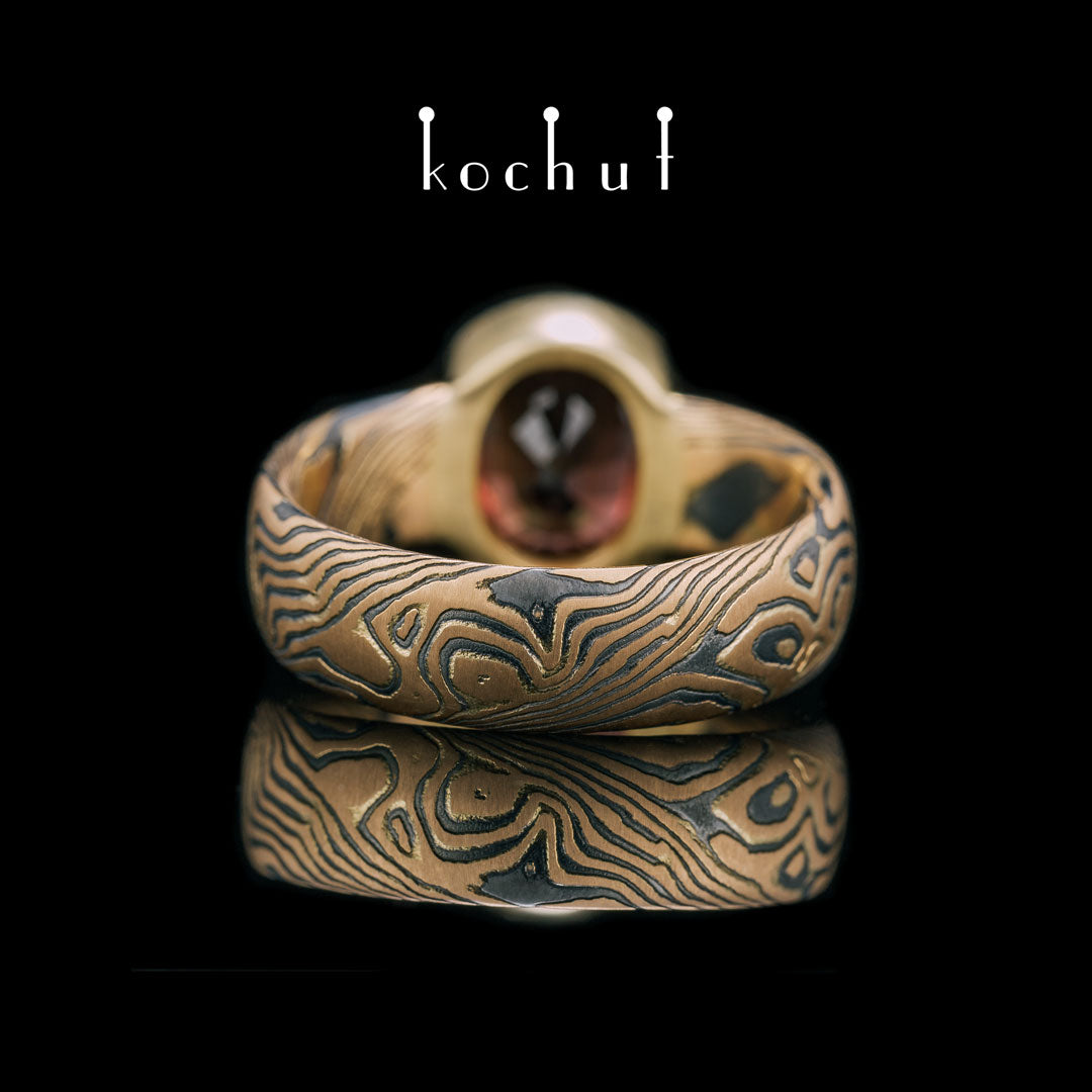 Sophora — Ring aus Rotgold, Gelbgold, graviertem und oxidiertem Silber mit Granat