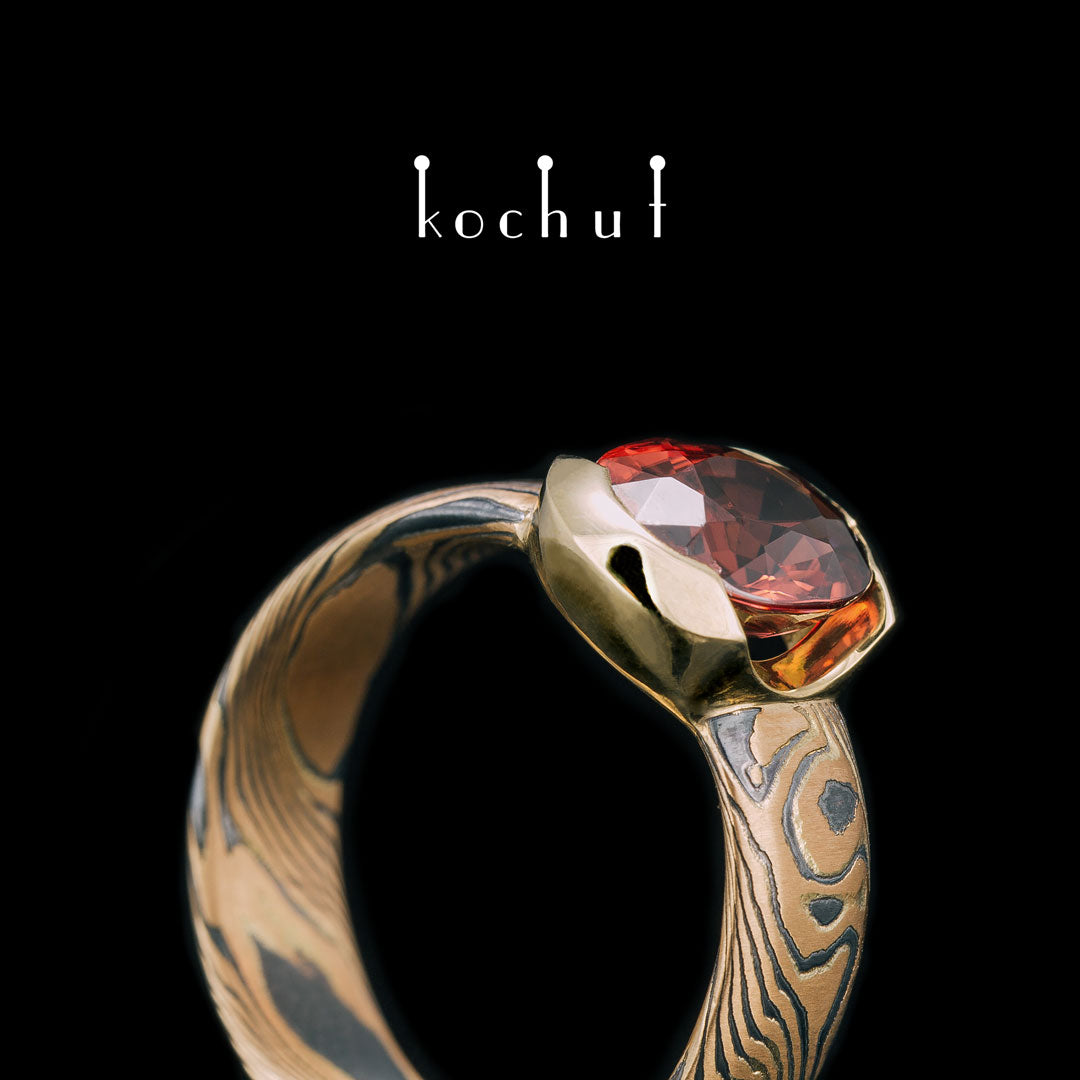 Sophora — Ring aus Rotgold, Gelbgold, graviertem und oxidiertem Silber mit Granat