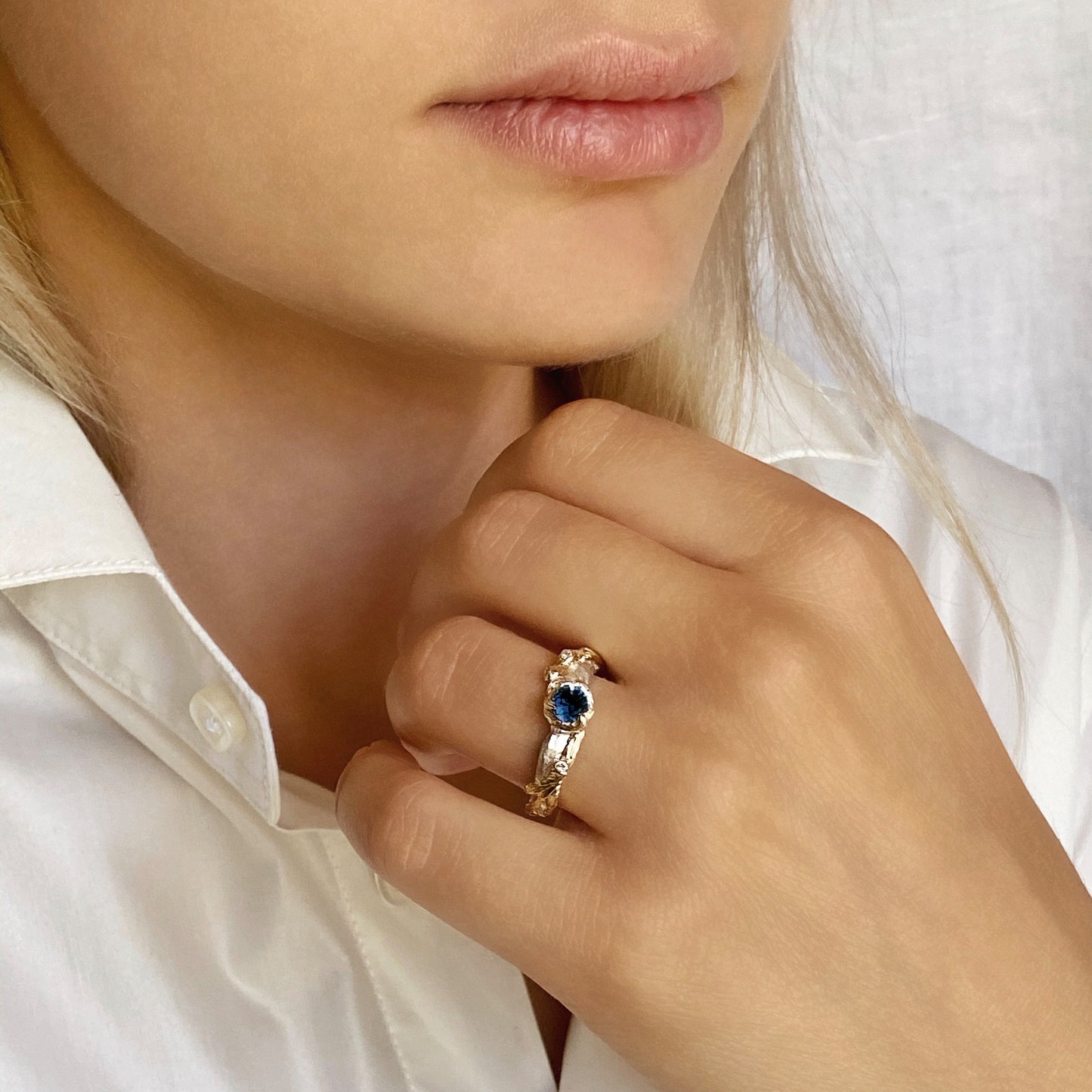 Atlantis — Verlobungsring aus Silber und Gelbgold mit Saphir und Diamanten