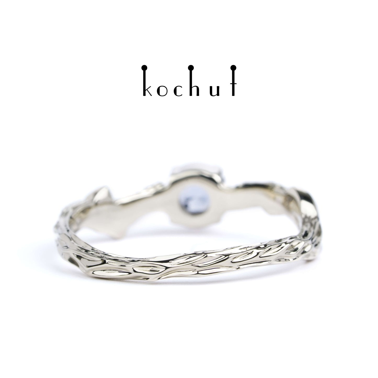 Märzzweig — Ring aus Weißgold mit Kornblumen-Saphir