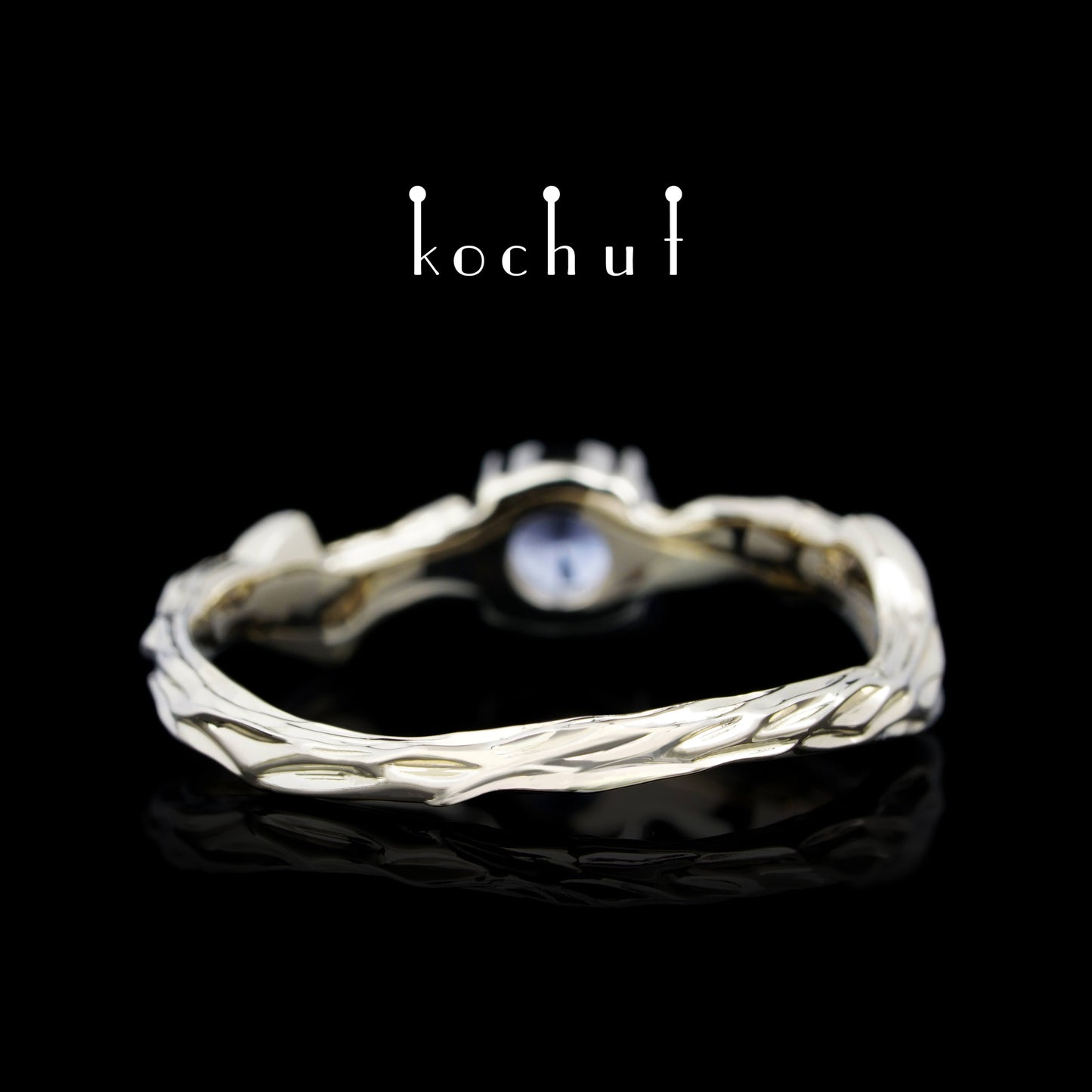 Märzzweig — Ring aus Weißgold mit Kornblumen-Saphir