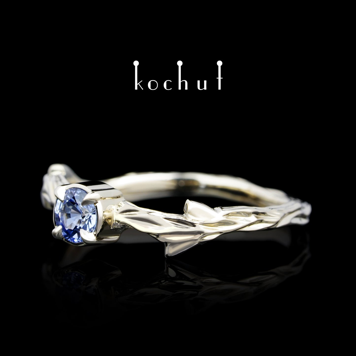 Märzzweig — Ring aus Weißgold mit Kornblumen-Saphir