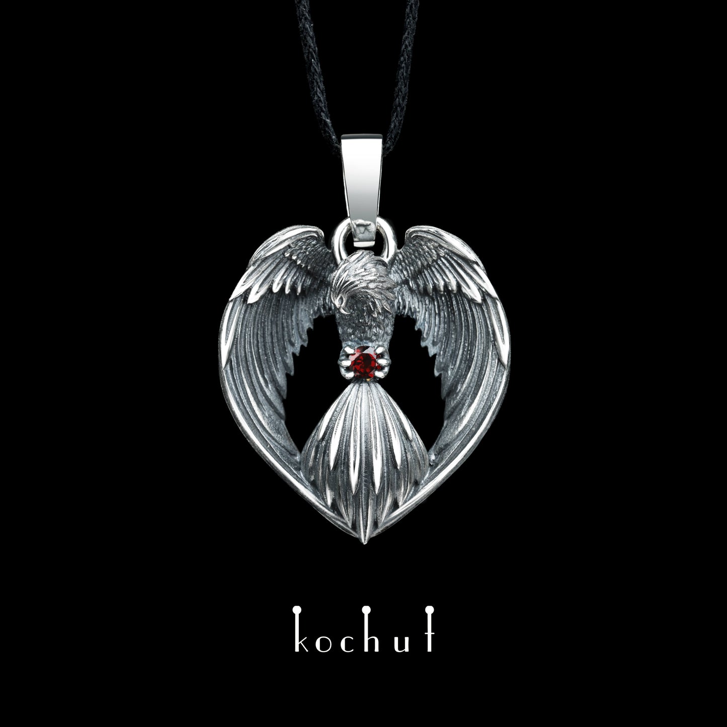 Phoenix — Anhänger aus oxidiertem Silber mit einem Granat