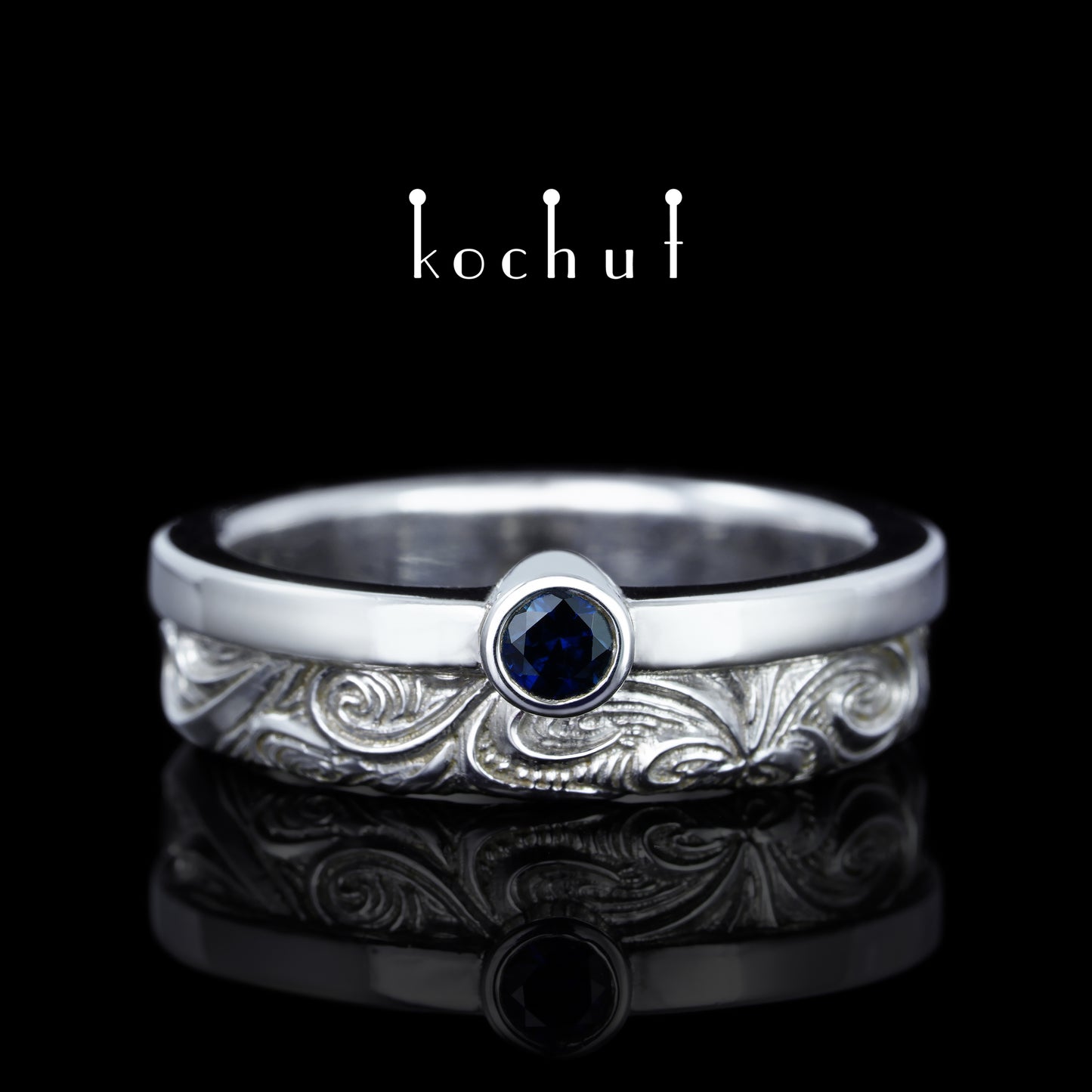 In Freude und Leid: Hälften — Silberhochzeitssilberring mit Saphir, überzogen mit weißem Rhodium