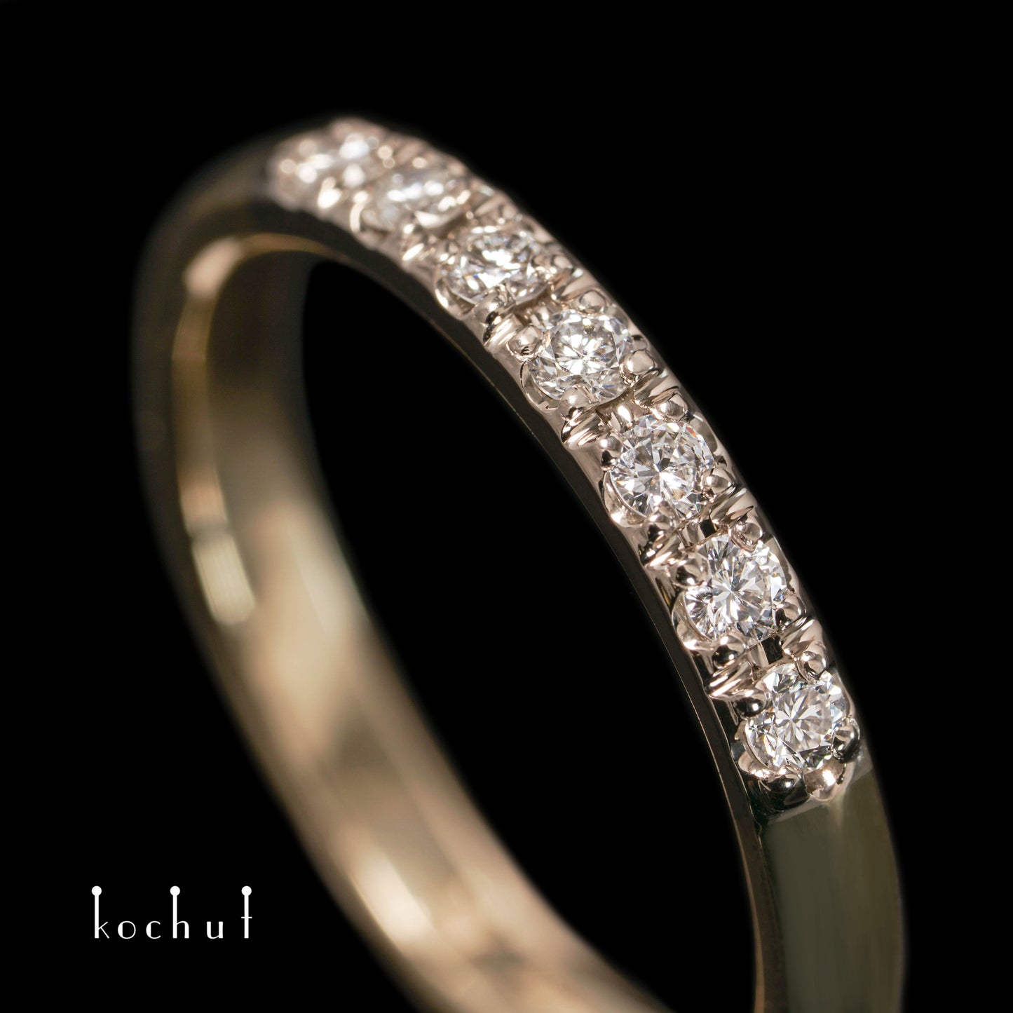 Subtile Unterton — Verlobungsring aus Gelbgold, Palladiumgold und mit Diamanten