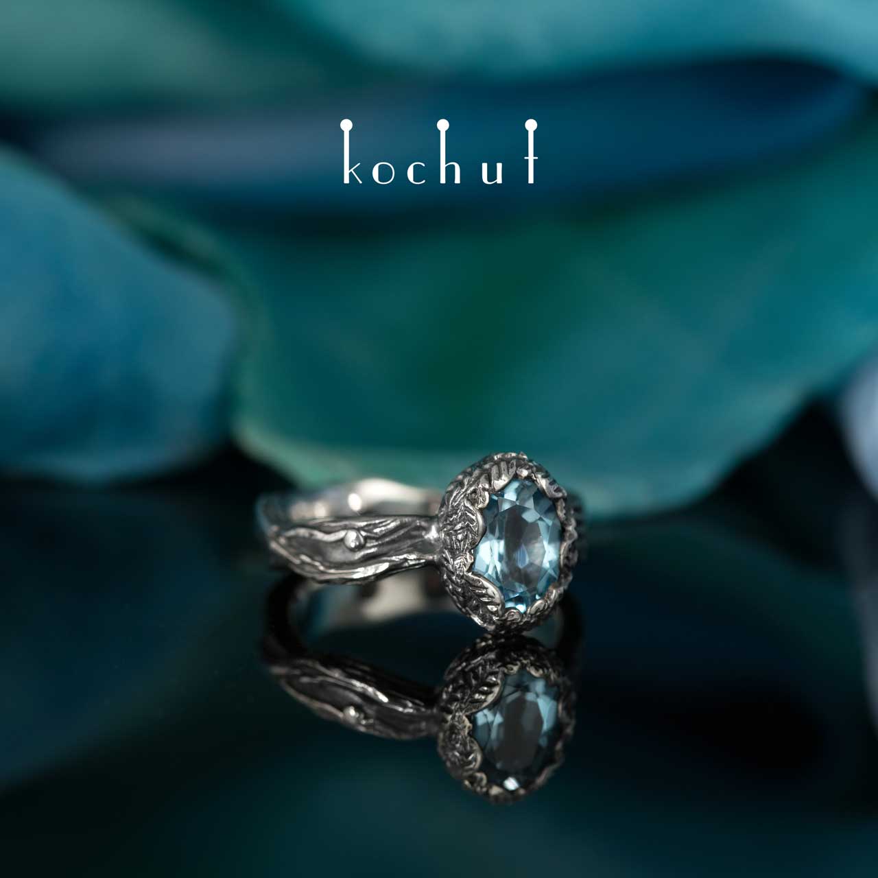 Quelle des Lebens — Ring aus oxidiertem Silber mit Topas