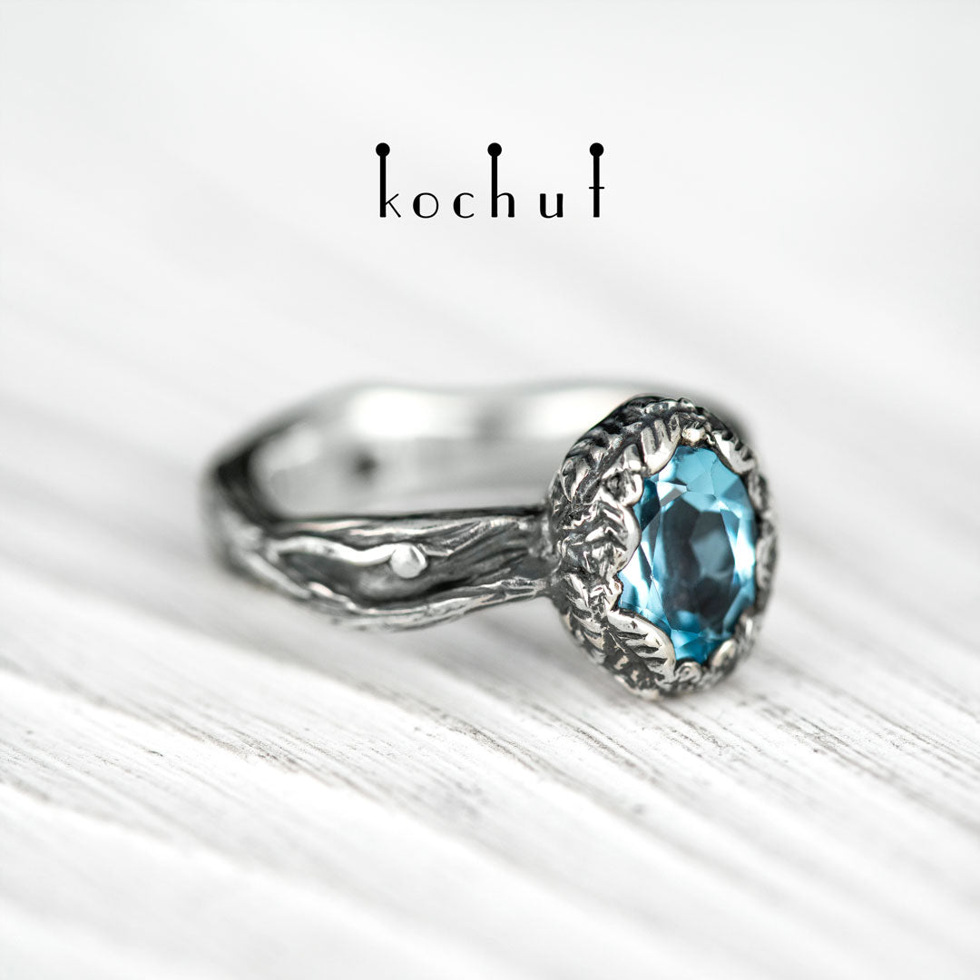 Quelle des Lebens — Ring aus oxidiertem Silber mit Topas