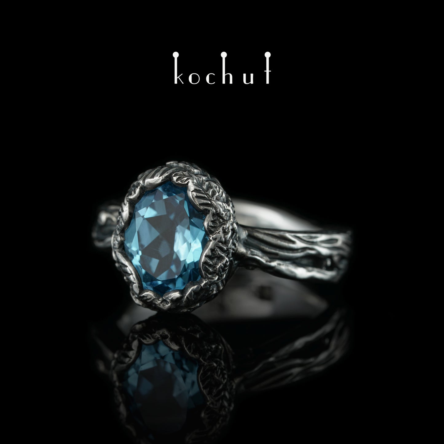 Quelle des Lebens — Ring aus oxidiertem Silber mit Topas