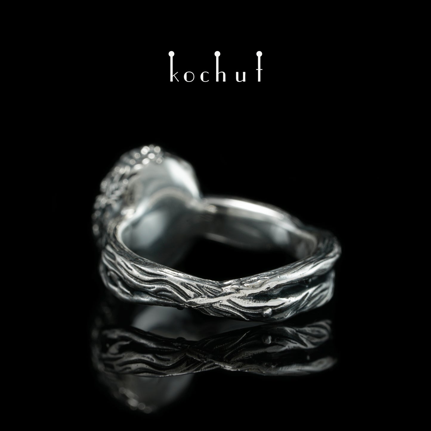 Quelle des Lebens — Ring aus oxidiertem Silber mit Topas