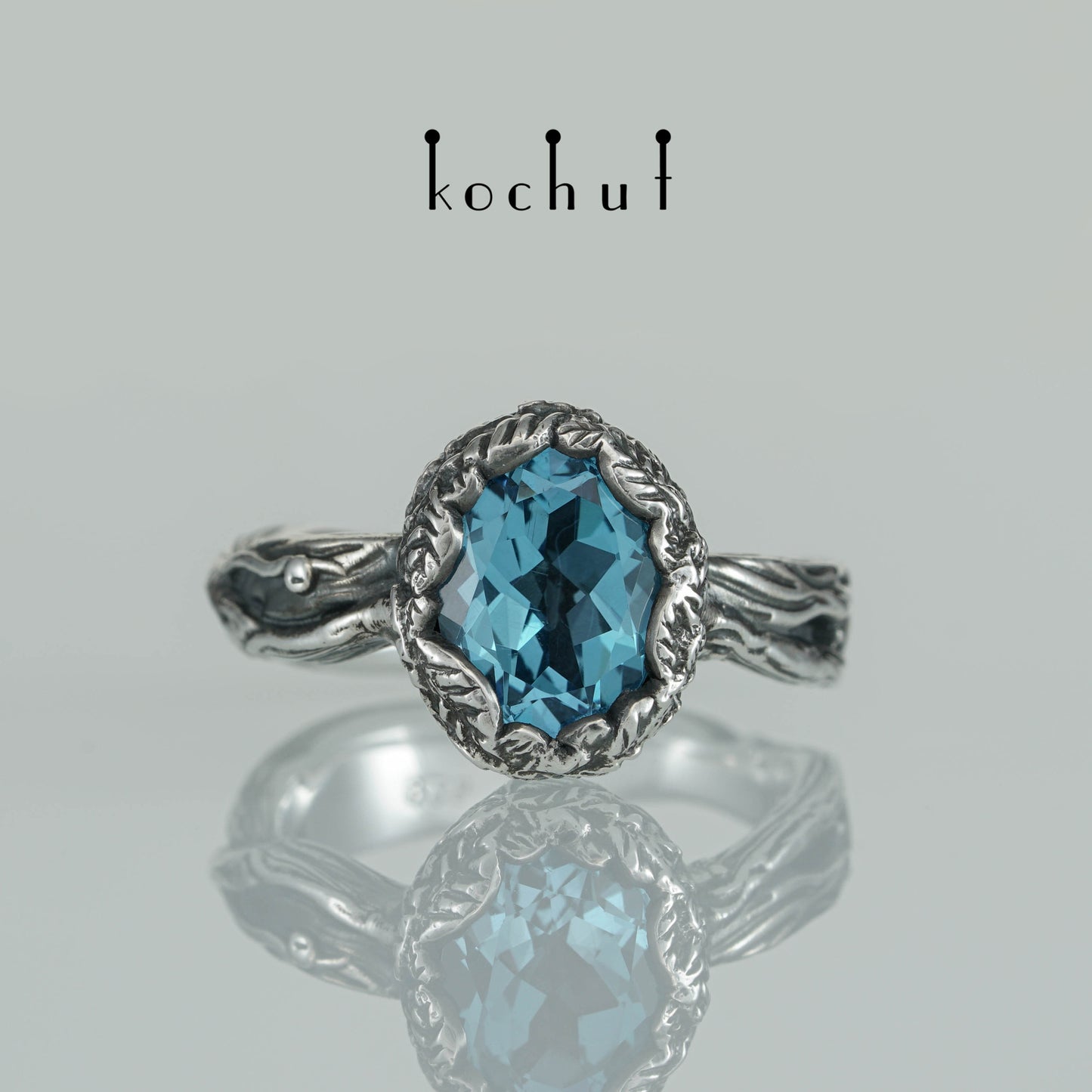 Quelle des Lebens — Ring aus oxidiertem Silber mit Topas