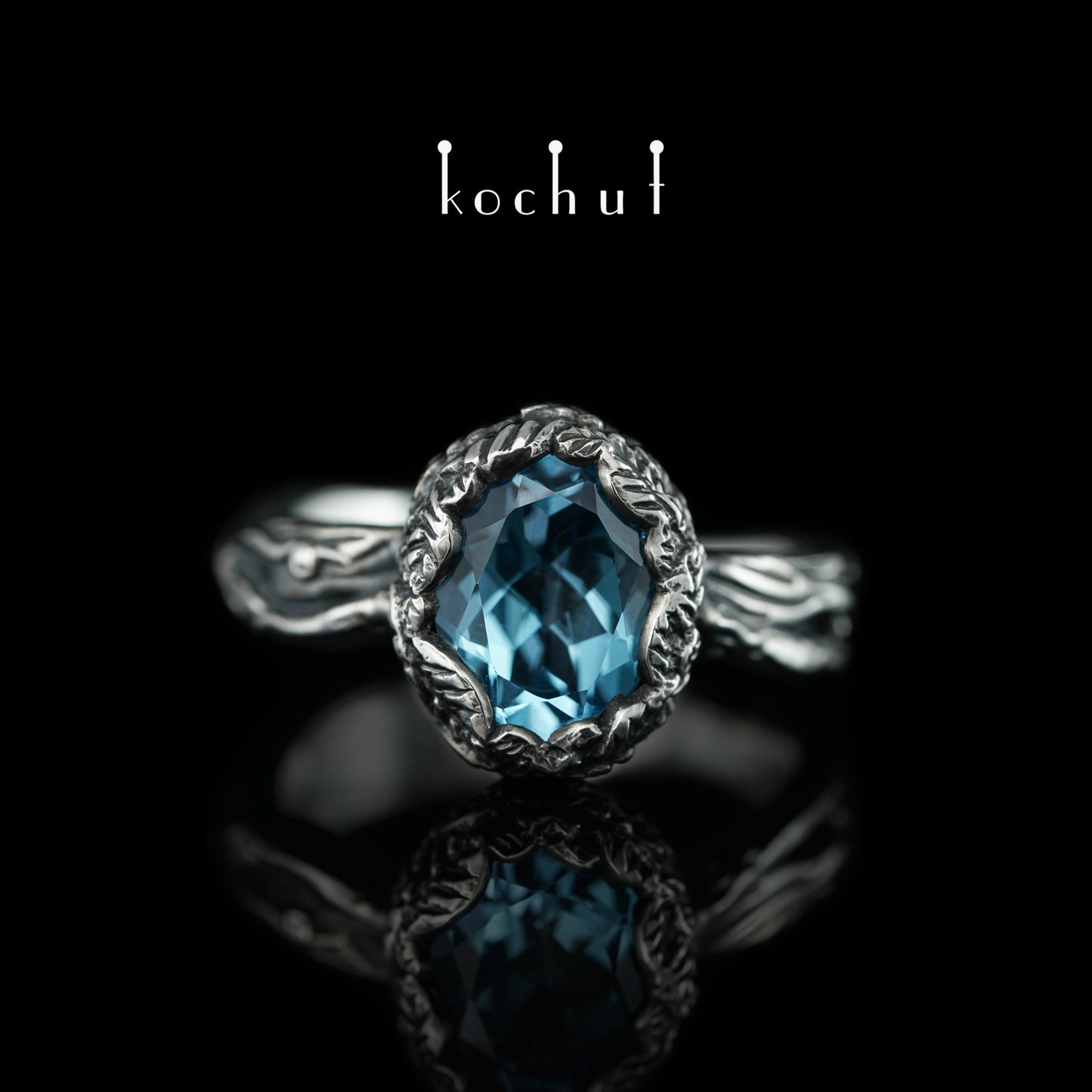 Quelle des Lebens — Ring aus oxidiertem Silber mit Topas