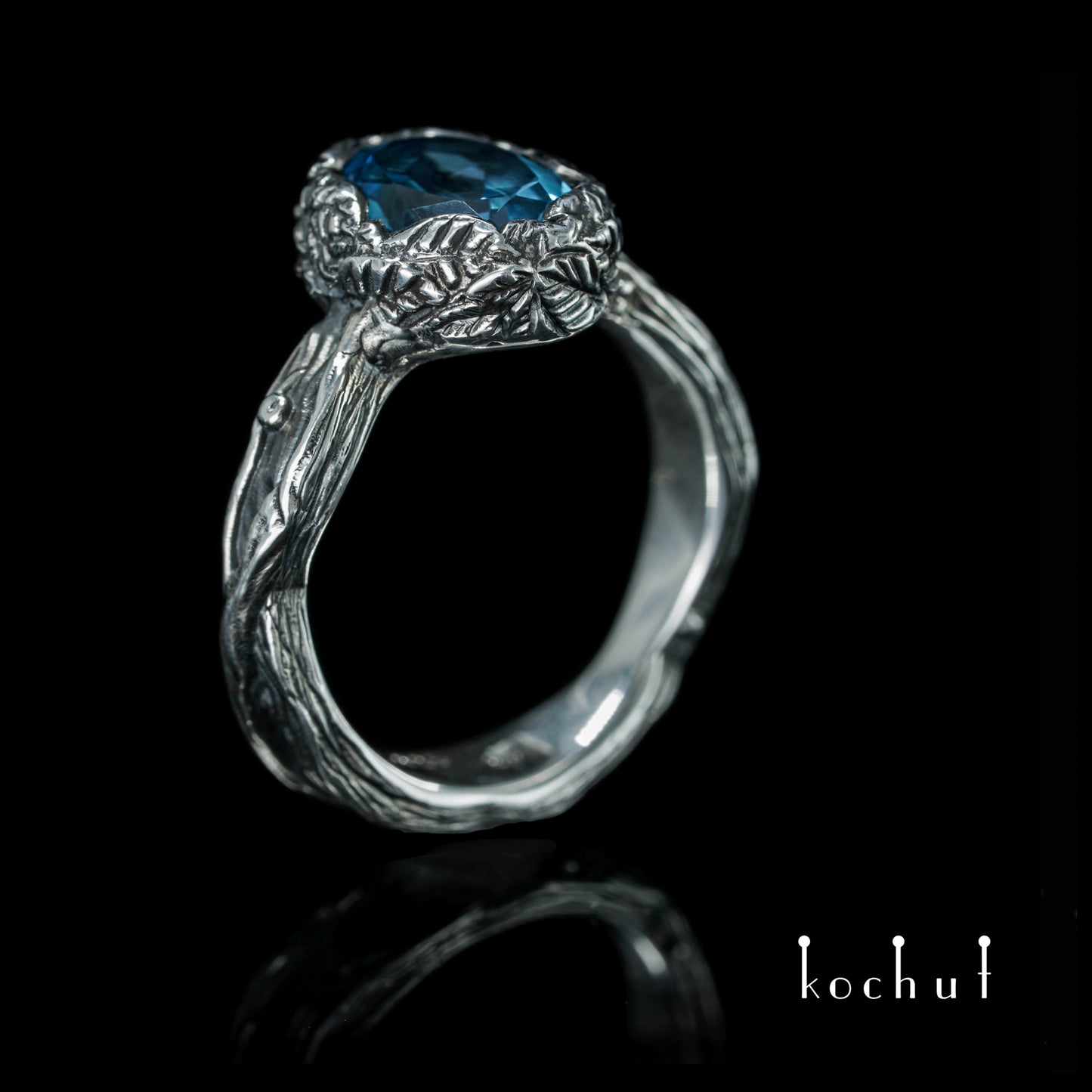 Quelle des Lebens — Ring aus oxidiertem Silber mit Topas