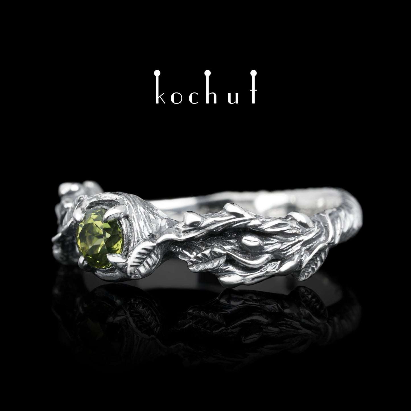 Sprossen — Ring aus oxidiertem Silber mit Chrysolith