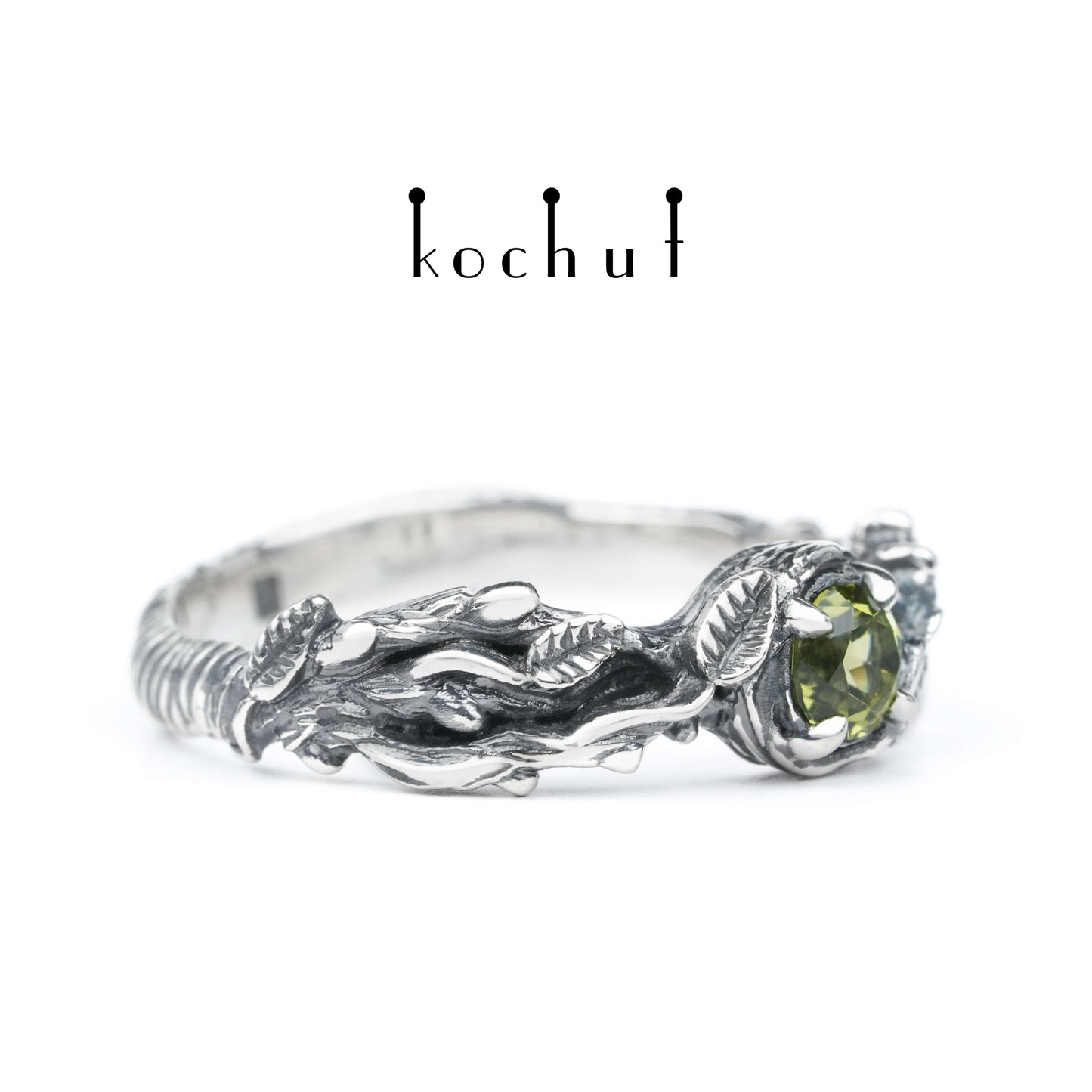 Sprossen — Ring aus oxidiertem Silber mit Chrysolith