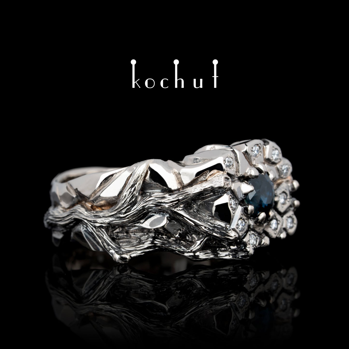 Dominator — Ring aus Palladium und Weißgold mit Diamanten und Saphir, beschichtet mit schwarzem Rhodium
