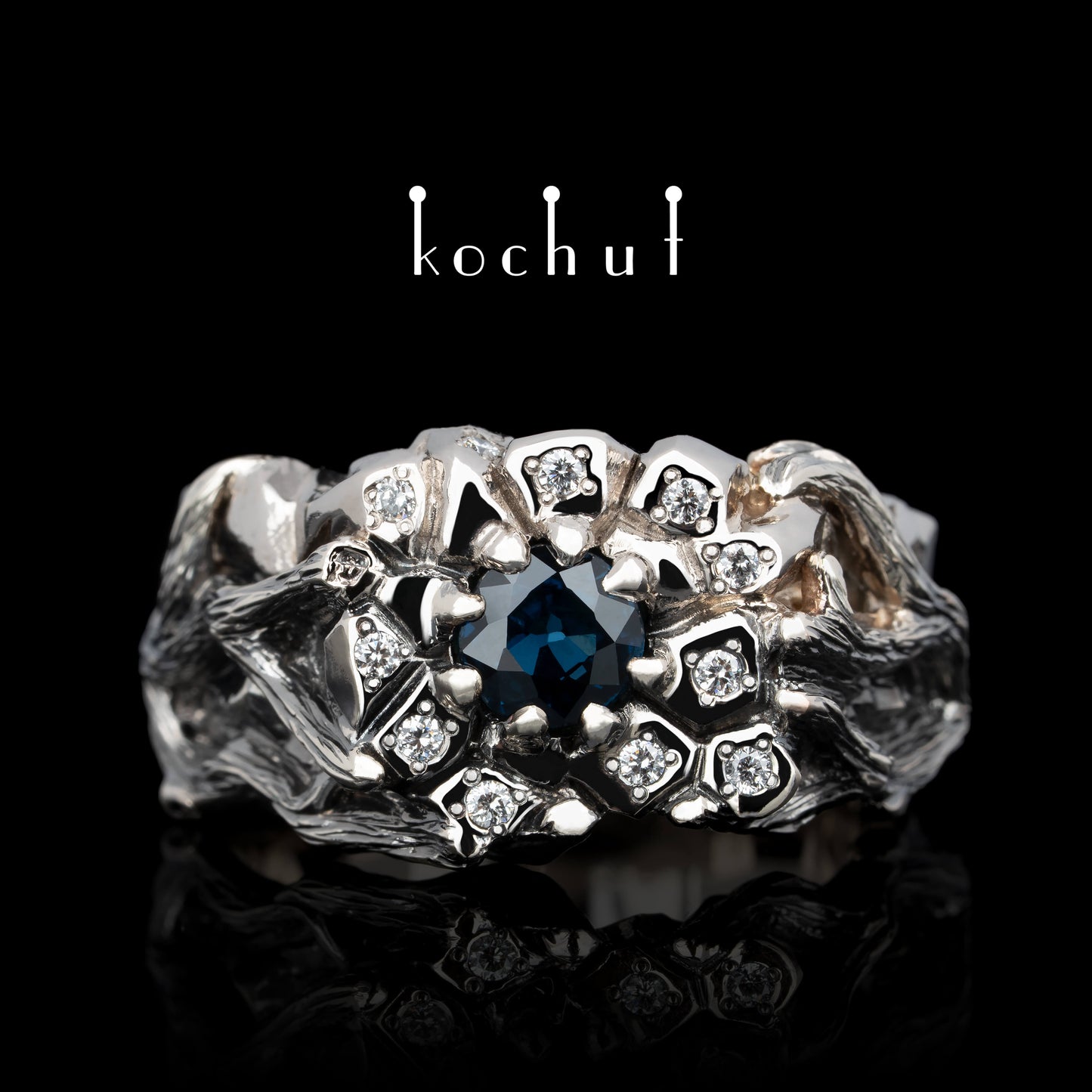 Dominator — Ring aus Palladium und Weißgold mit Diamanten und Saphir, beschichtet mit schwarzem Rhodium