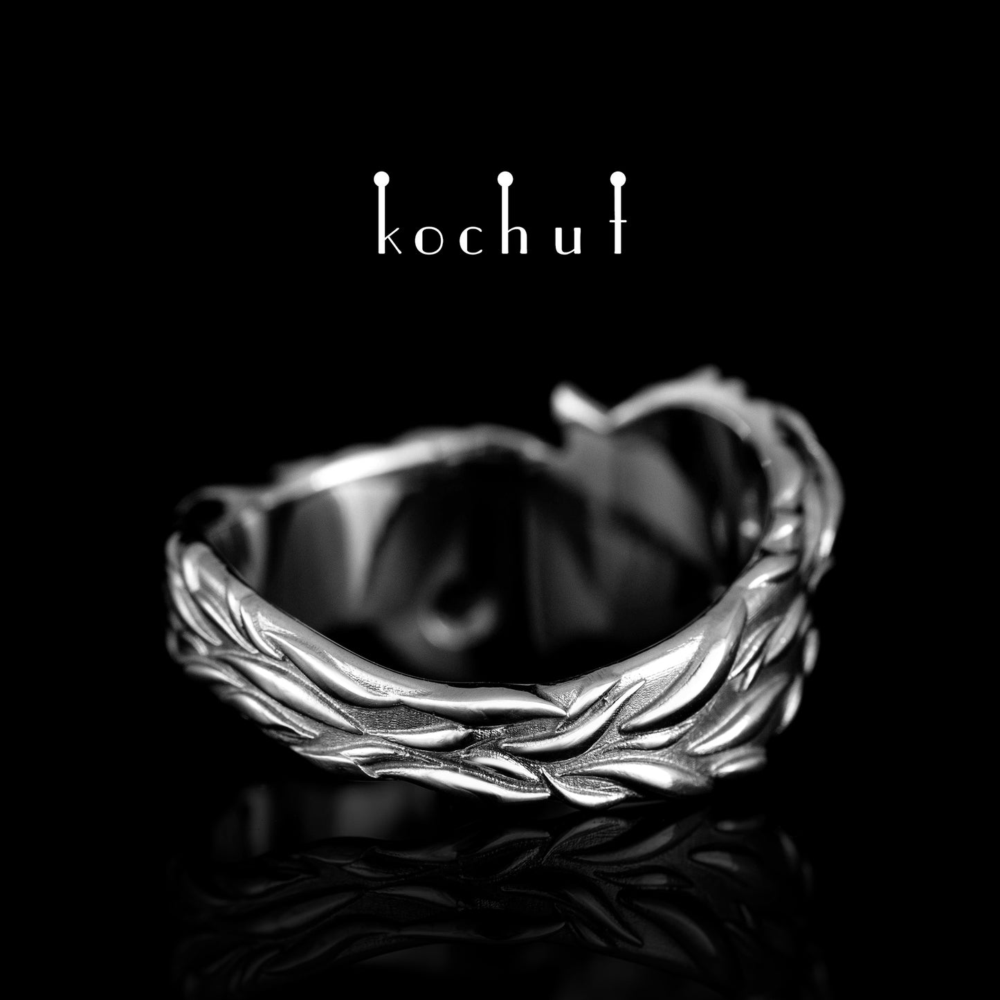 Kätzchen — Ring aus oxidiertem Silber mit Smaragd
