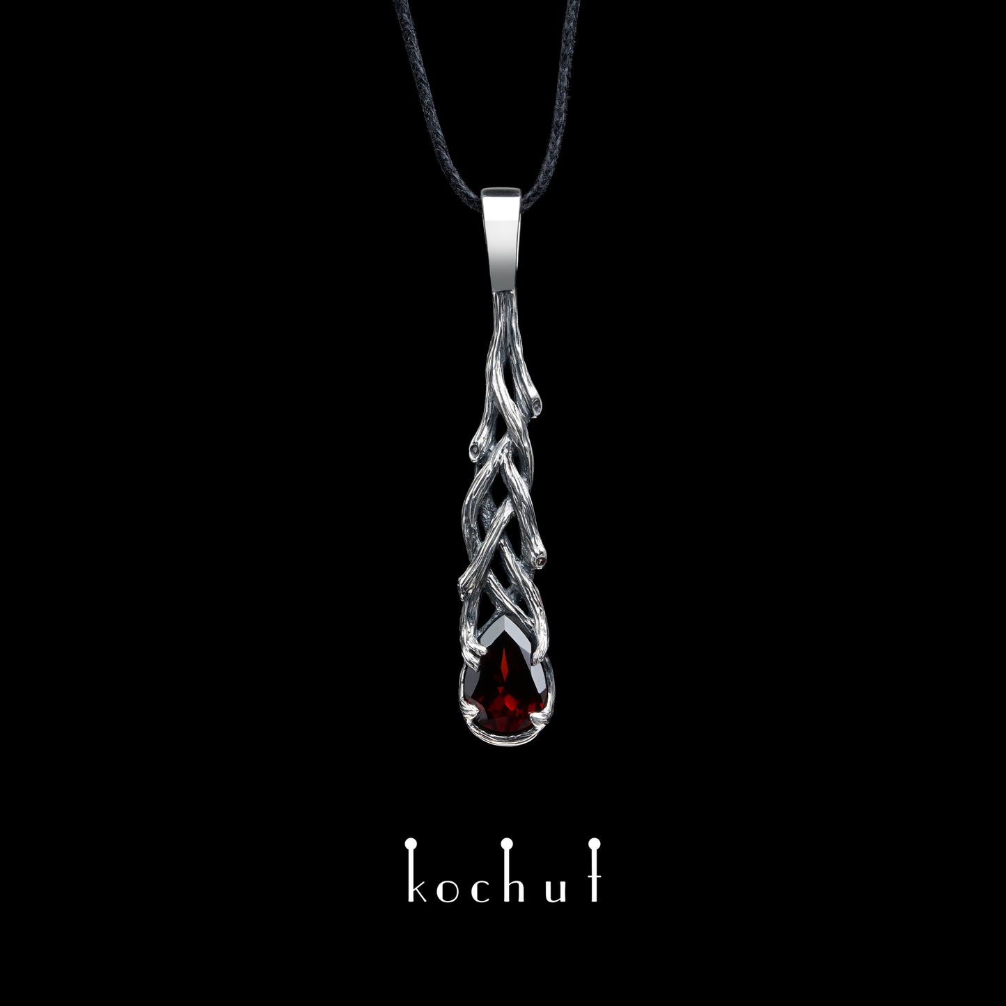 Galadriel — Anhänger aus oxidiertem Silber mit Granat