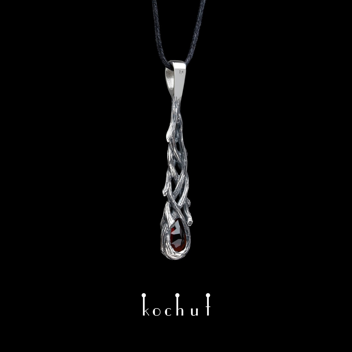 Galadriel — Anhänger aus oxidiertem Silber mit Granat