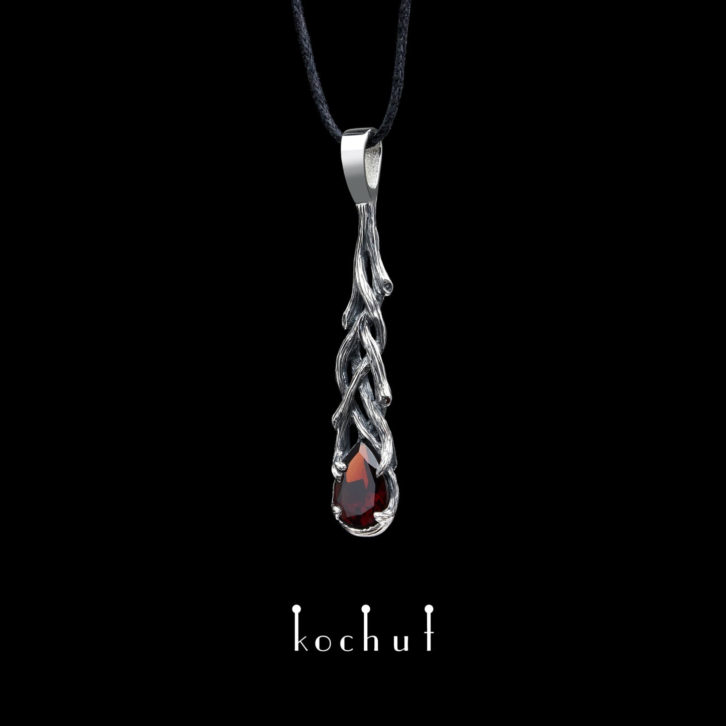 Galadriel — Anhänger aus oxidiertem Silber mit Granat
