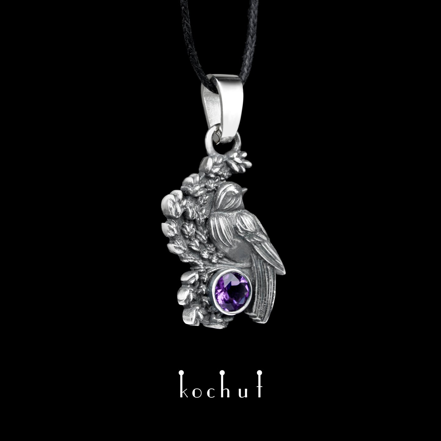 Vogel auf einem Lavendelzweig — Anhänger aus oxidiertem Silber mit Amethyst