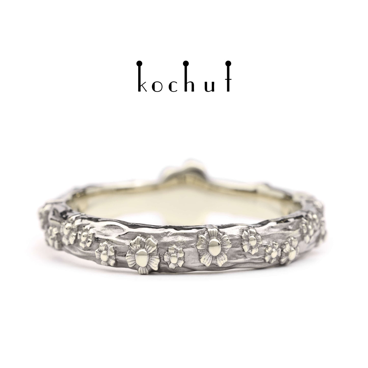 Vergissmeinnicht — Ring aus Weißgold mit Smaragd und schwarzem Rhodium überzogen