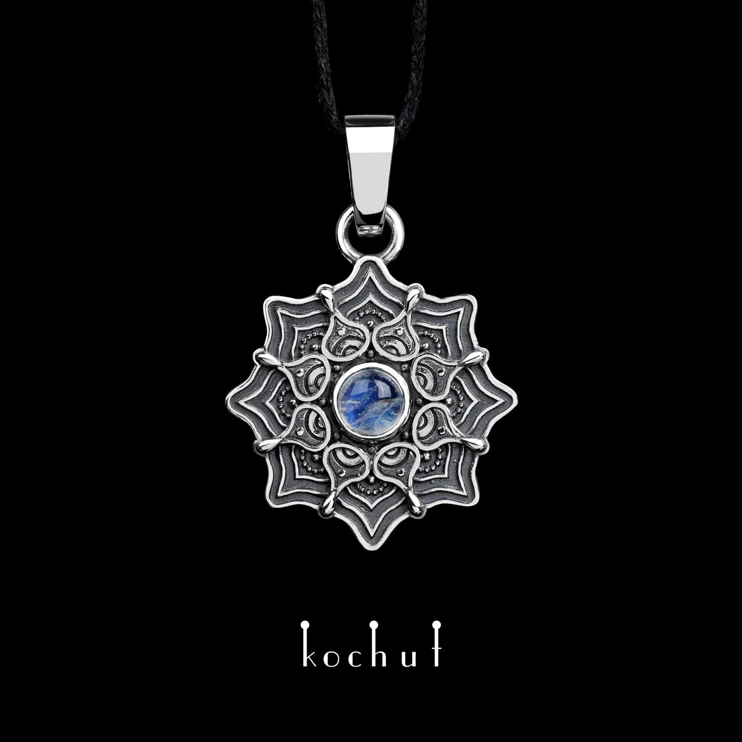 Mandala — Anhänger aus oxidiertem Silber mit Mondstein