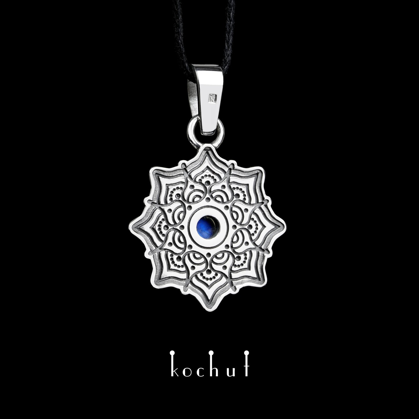 Mandala — Anhänger aus oxidiertem Silber mit Mondstein