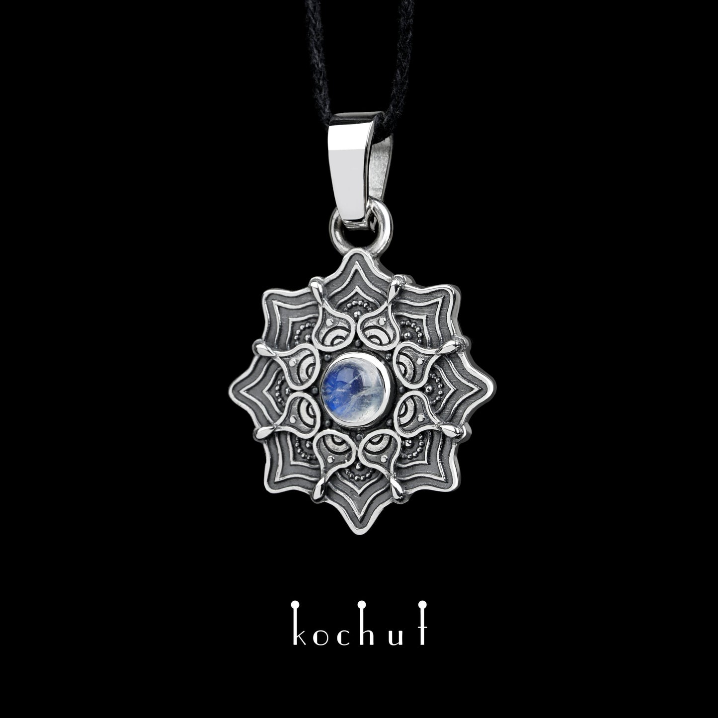 Mandala — Anhänger aus oxidiertem Silber mit Mondstein