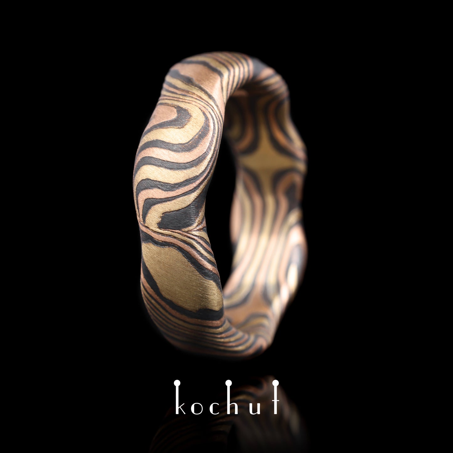 Waves — Mokume-Ehering aus Rotgold, Gelbgold sowie graviertem und oxidiertem Silber