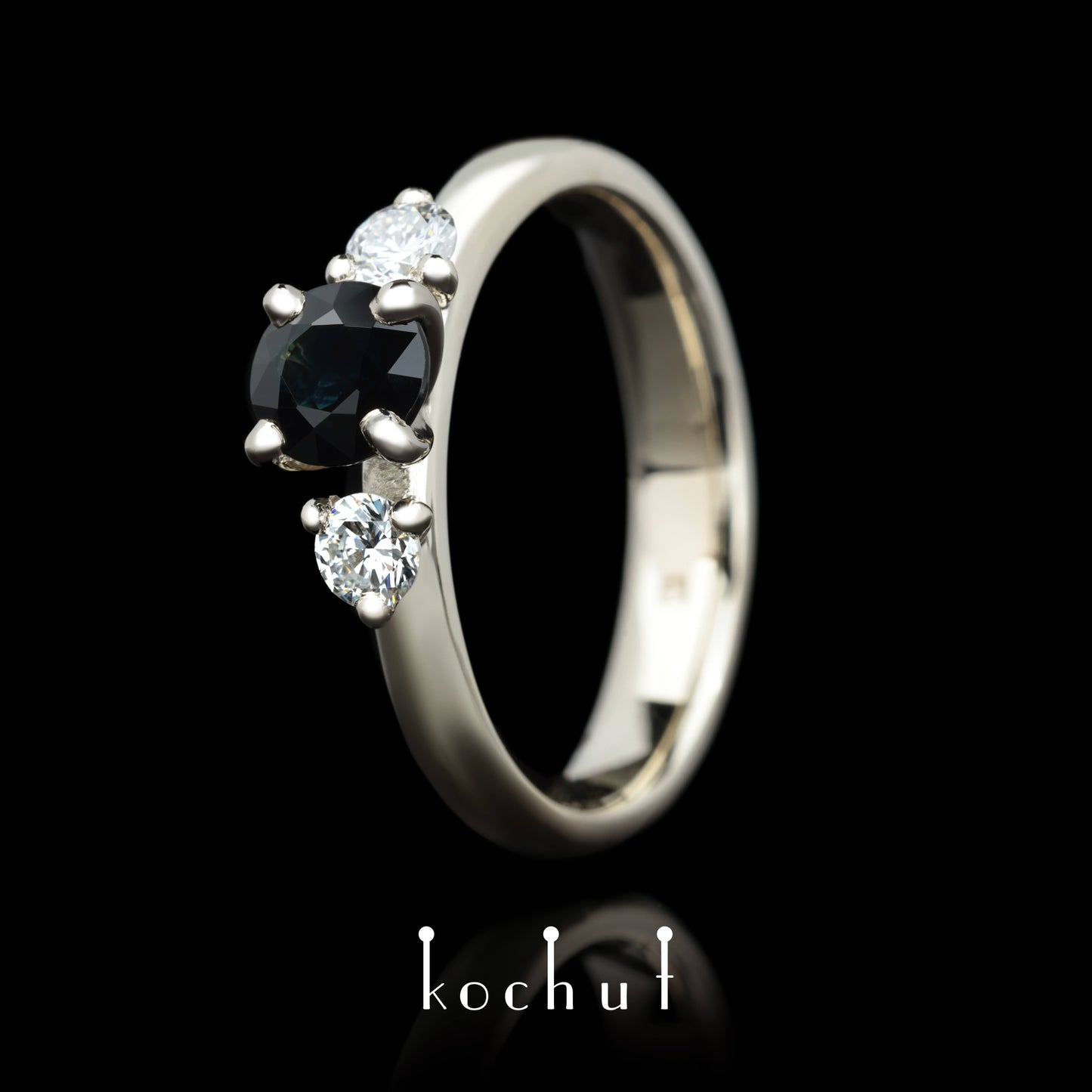 Athena — Verlobungsring aus Weißgold mit Saphir und Diamanten