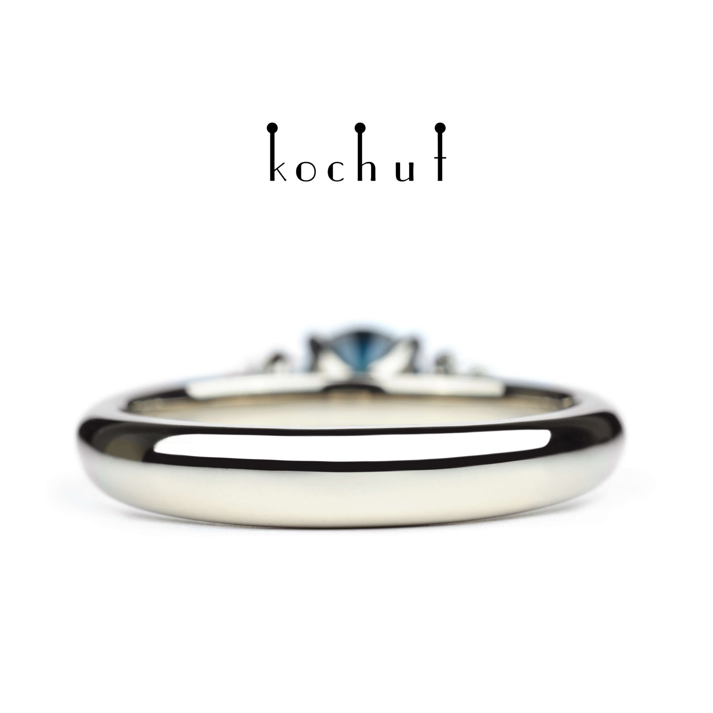 Athena — Verlobungsring aus Weißgold mit Saphir und Diamanten