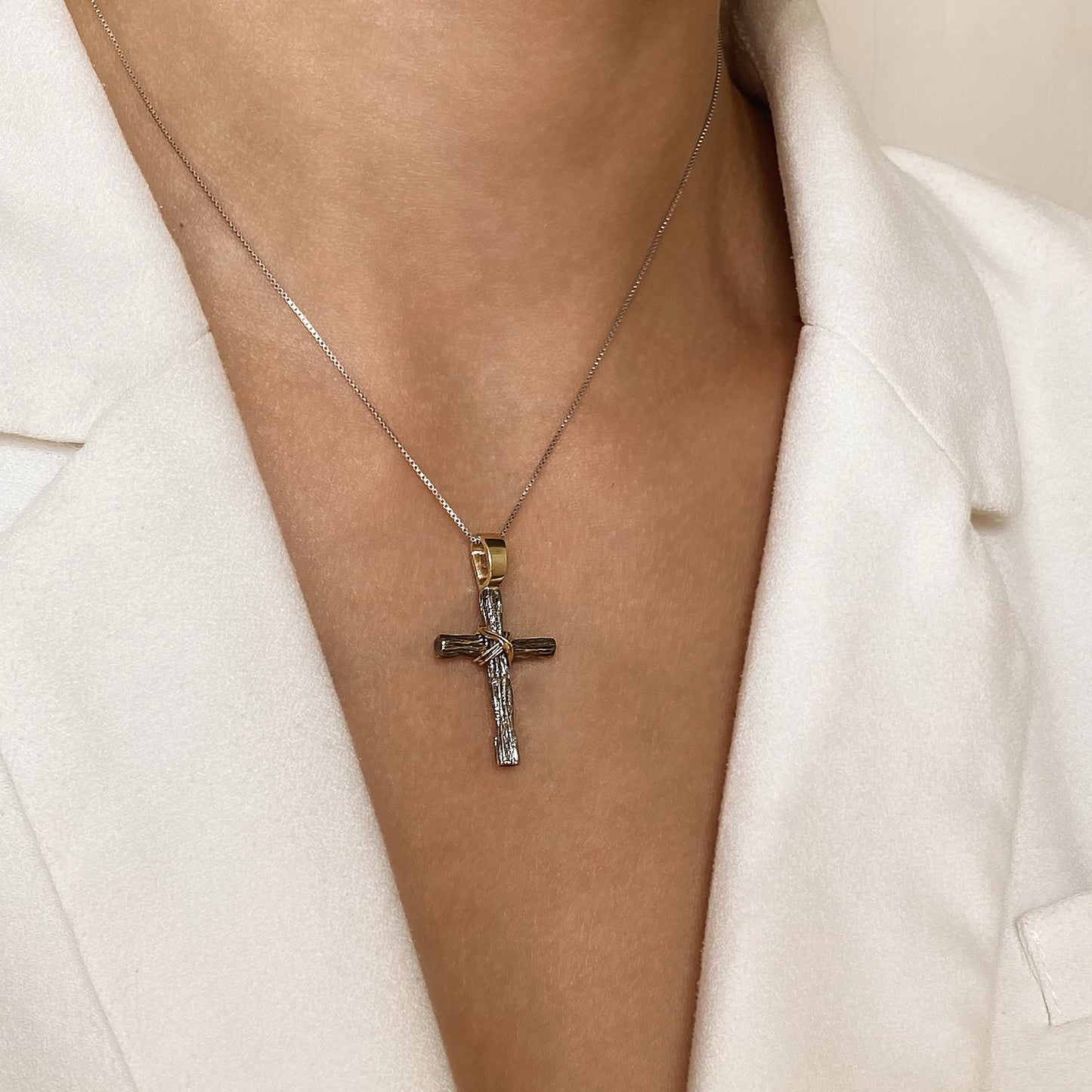 Demut — Kreuz aus Palladium und Gelbgold, beschichtet mit schwarzem Rhodium