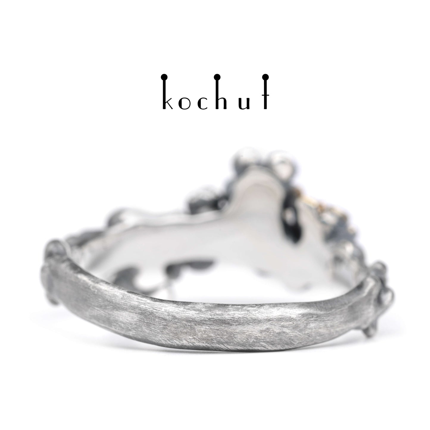 Florale Tiara — Ring aus oxidiertem Silber mit Granaten und Vergoldung