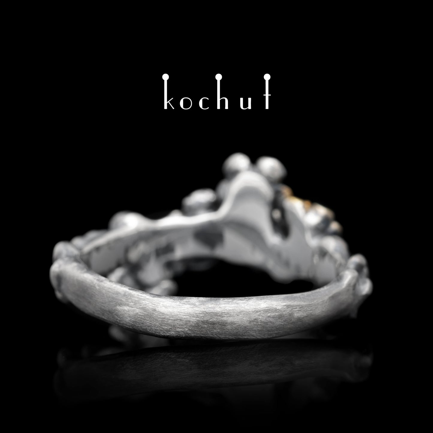 Florale Tiara — Ring aus oxidiertem Silber mit Granaten und Vergoldung