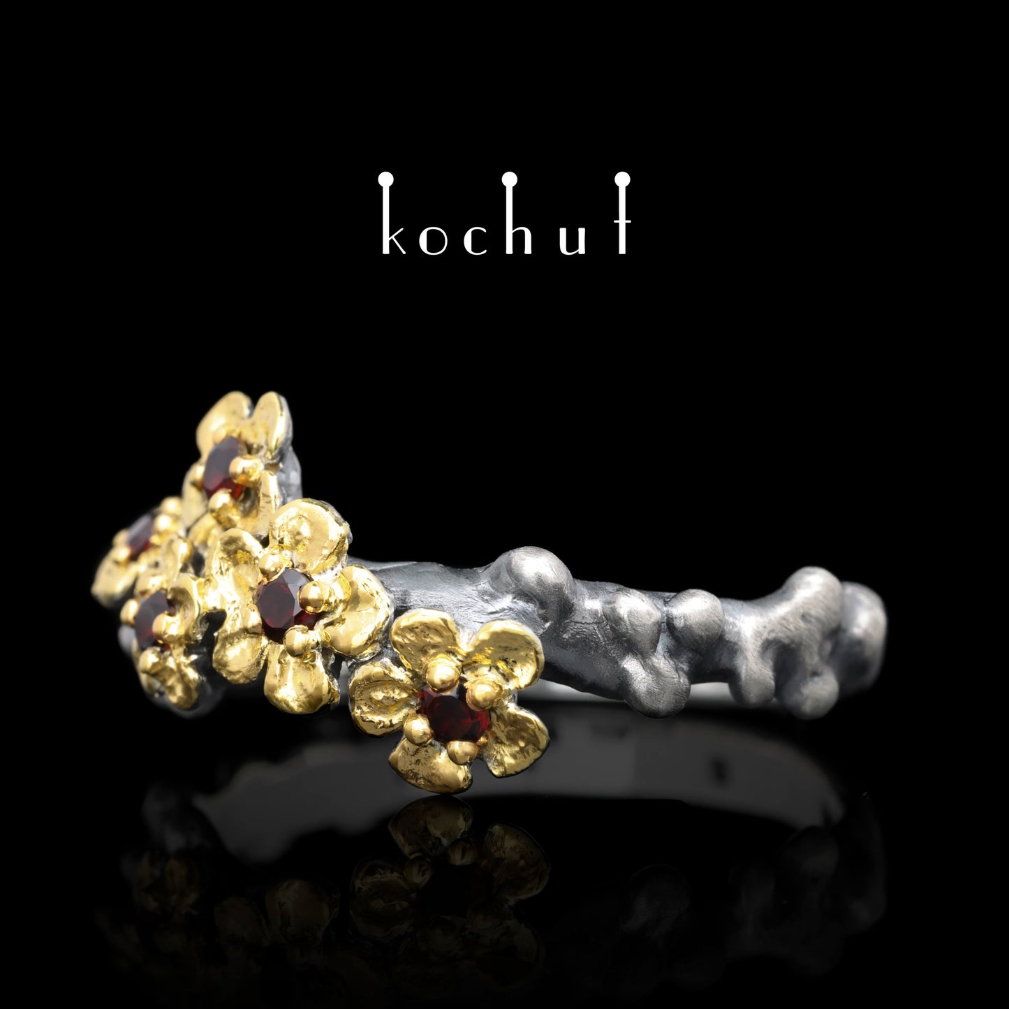 Florale Tiara — Ring aus oxidiertem Silber mit Granaten und Vergoldung
