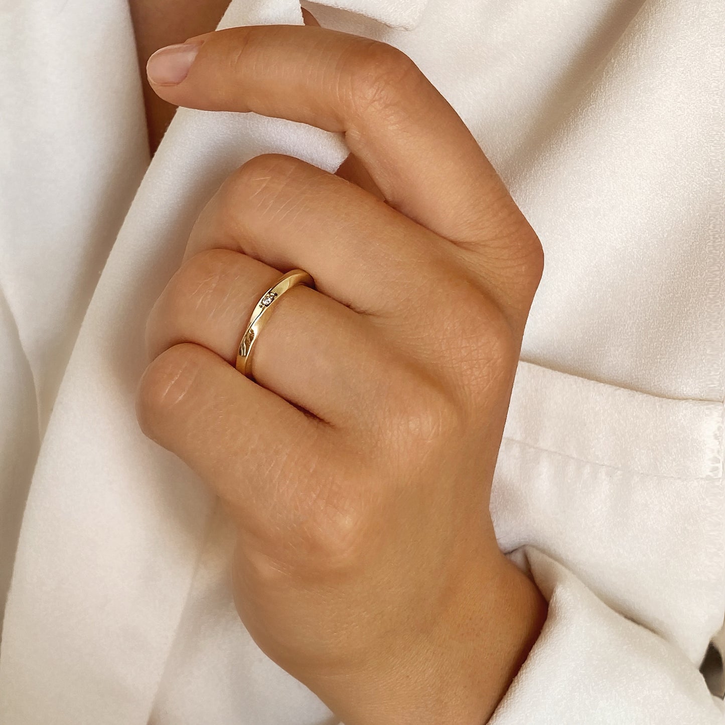 Mobius-Band: verengt — Ehering aus Gelbgold mit Diamant