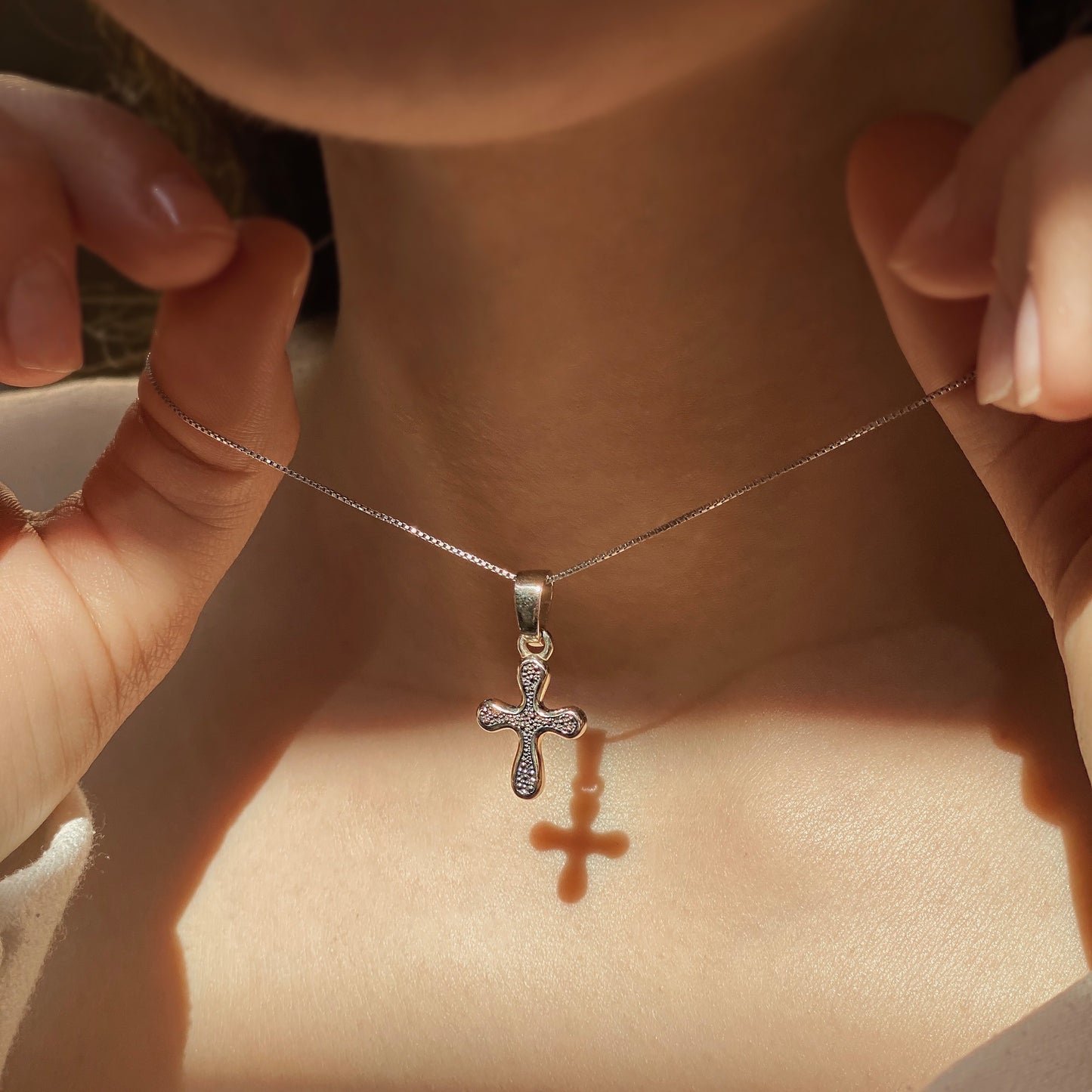 Tau des Liebes — Kreuz aus Weißgold mit einer Beschichtung aus schwarzem Rhodium