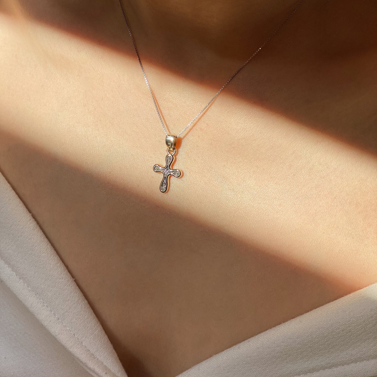 Tau des Liebes — Kreuz aus Weißgold, beschichtet mit schwarzem Rhodium