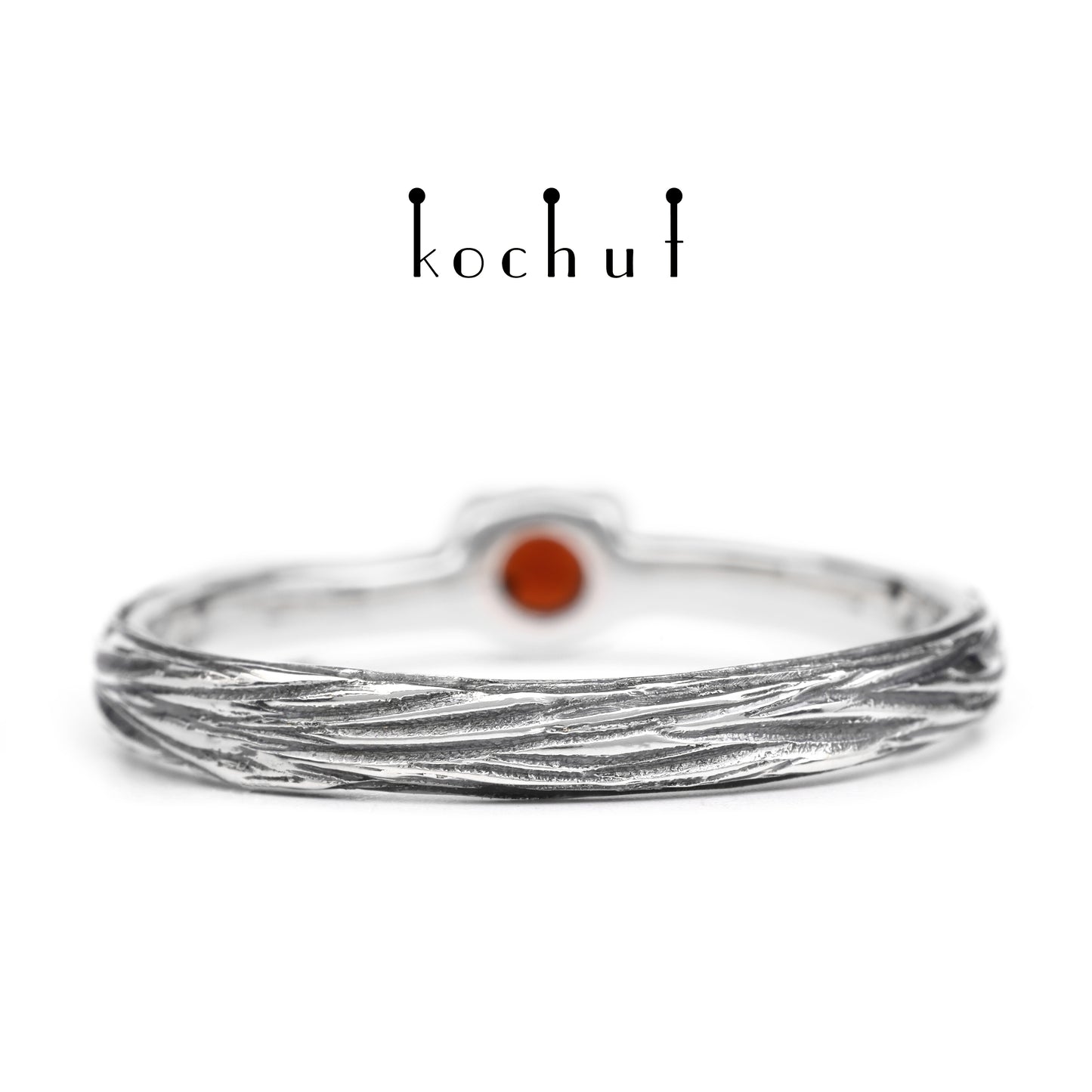Zartes Zweig — Ring aus oxidiertem Silber mit Granat