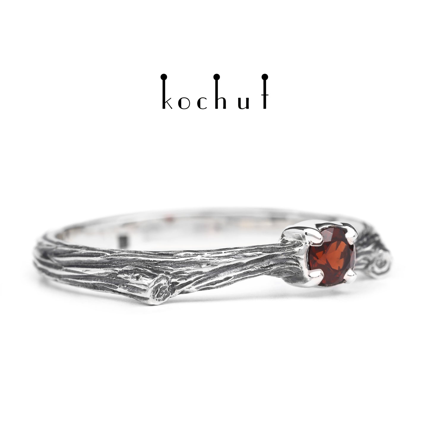 Zartes Zweig — Ring aus oxidiertem Silber mit Granat