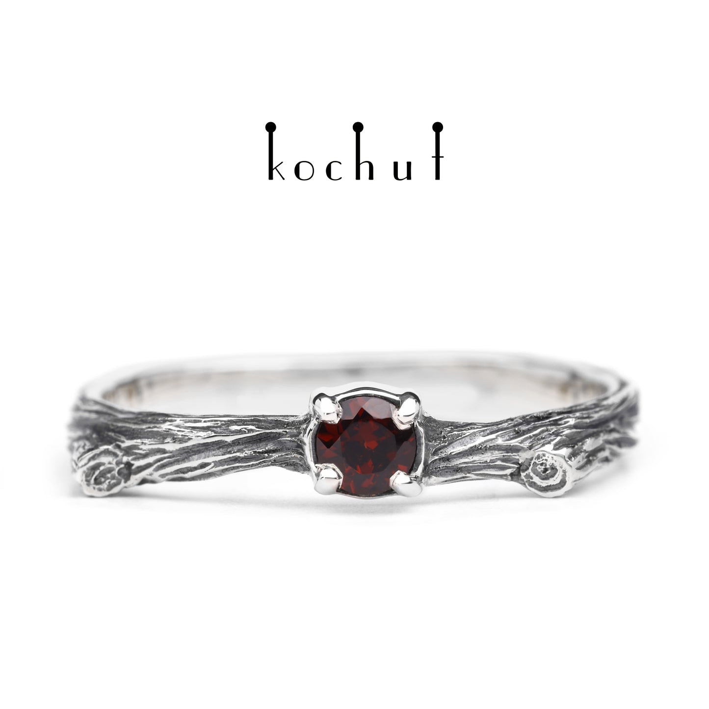 Zartes Zweig — Ring aus oxidiertem Silber mit Granat