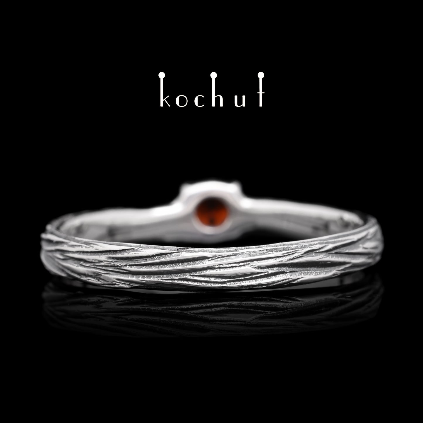 Zartes Zweig — Ring aus oxidiertem Silber mit Granat