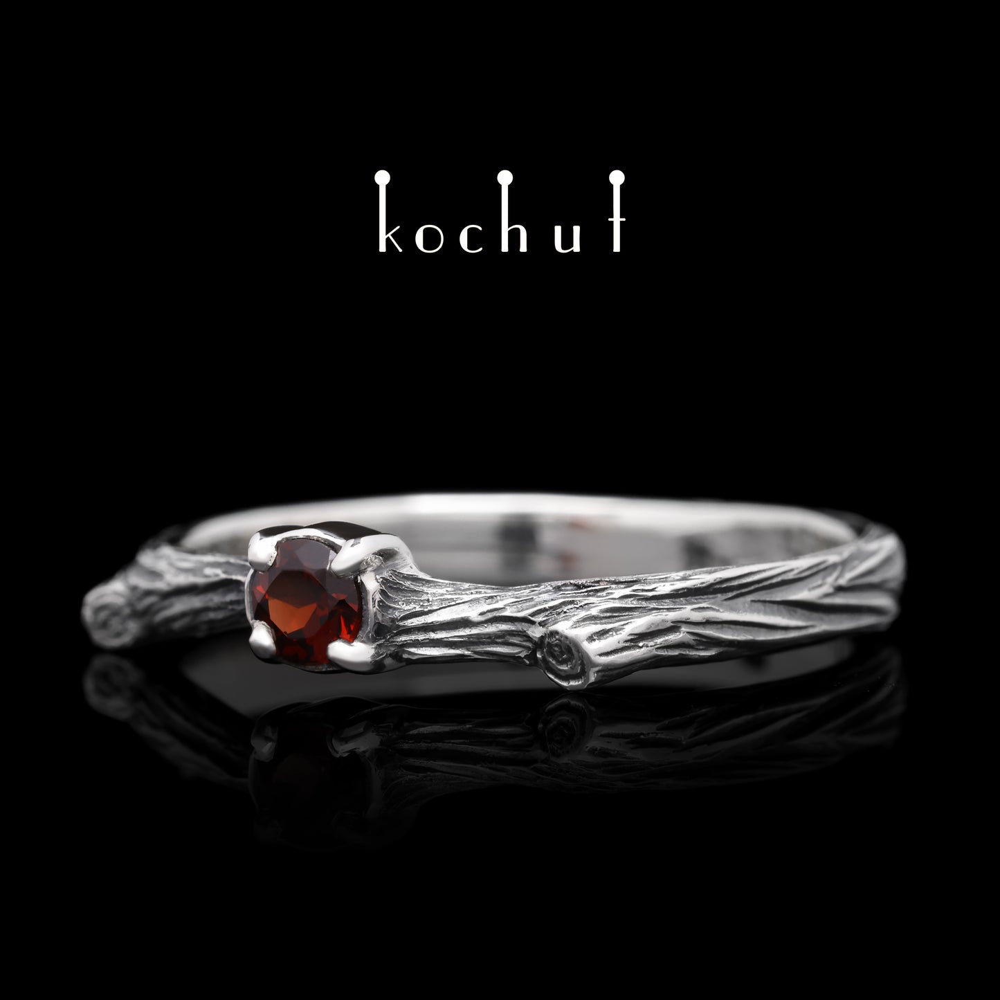 Zartes Zweig — Ring aus oxidiertem Silber mit Granat