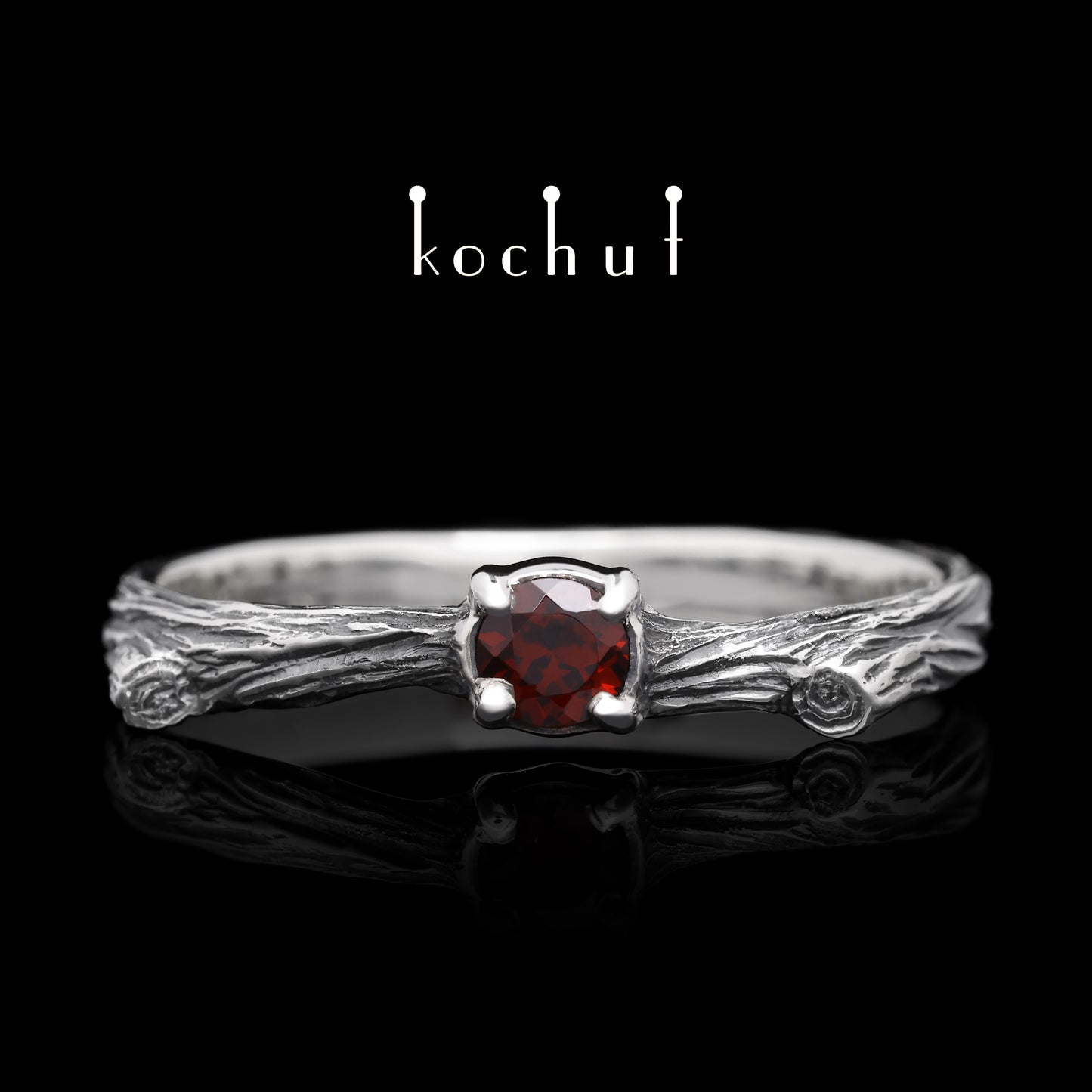 Zartes Zweig — Ring aus oxidiertem Silber mit Granat