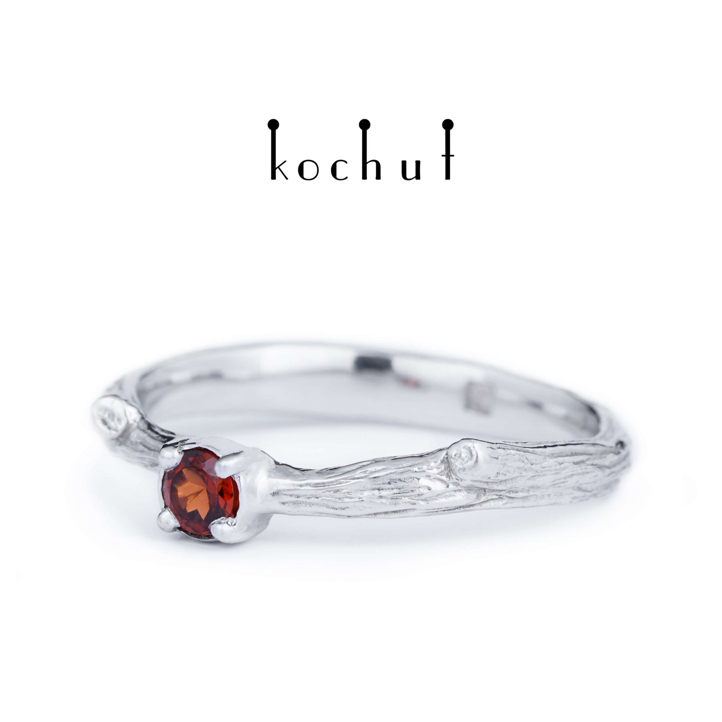 Zartes Zweig — ein silberner Ring mit Weißrhodium und einem Granat
