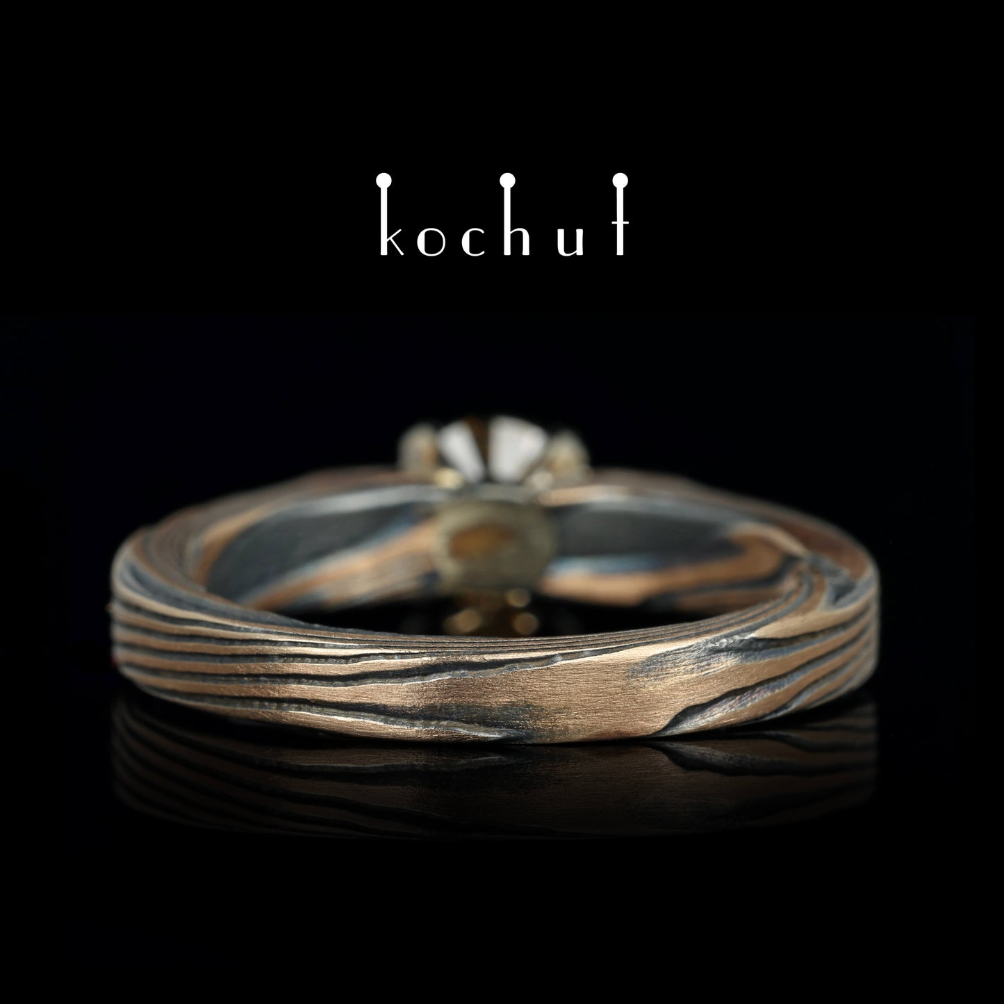 Kaiserin Kojun — Mokume-Ring aus Rotgold, Weißgold, graviertem und oxidiertem Silber mit Diamant